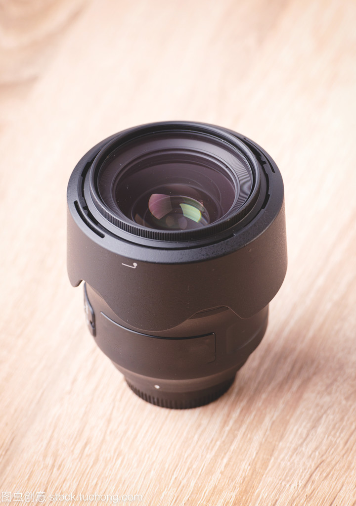 桌上的视觉艺术 相机镜头与器材的魅力